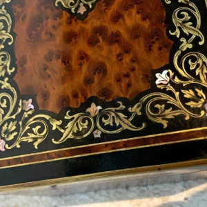 Boîte à bijoux en loupe de thuya et marqueterie de laiton gravé, XIXᵉ siècle