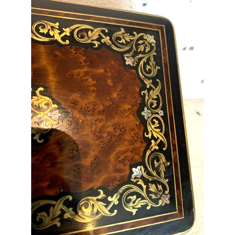 Sieradendoos van thuya-wortelhout met gegraveerd messing marqueterie, 19e eeuw.