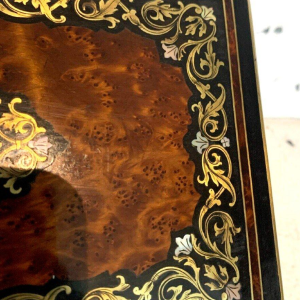 Sieradendoos van thuya-wortelhout met gegraveerd messing marqueterie, 19e eeuw.