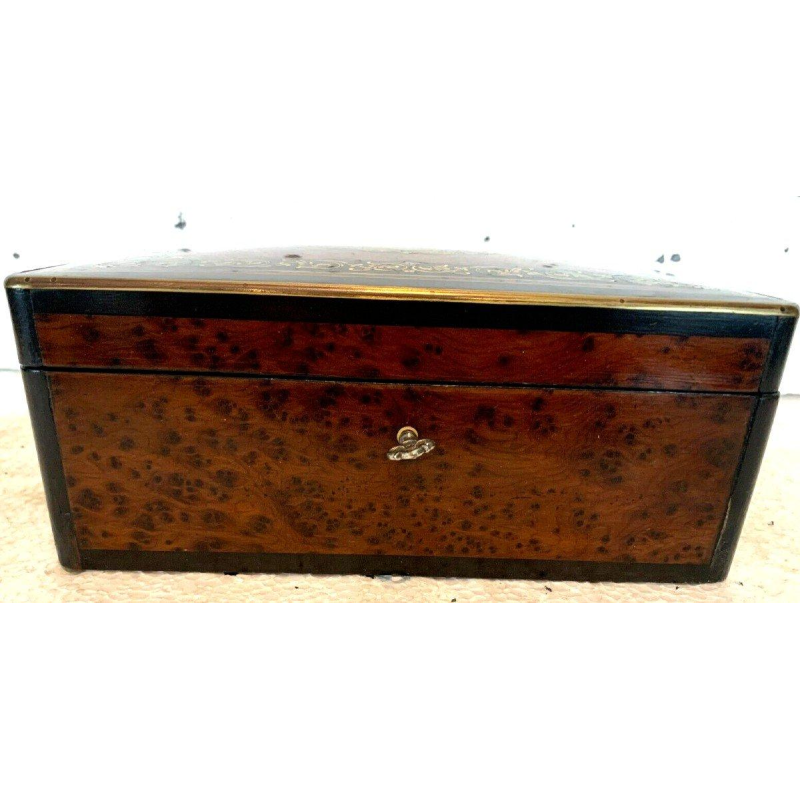 Jewelry box in thuya burl and engraved brass marquetry, 19th century