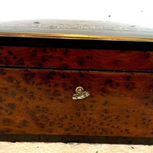 Sieradendoos van thuya-wortelhout met gegraveerd messing marqueterie, 19e eeuw.