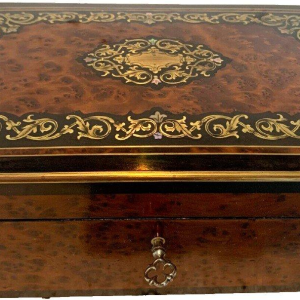 Sieradendoos van thuya-wortelhout met gegraveerd messing marqueterie, 19e eeuw.