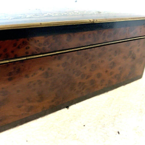 Jewelry box in thuya burl and engraved brass marquetry, 19th century