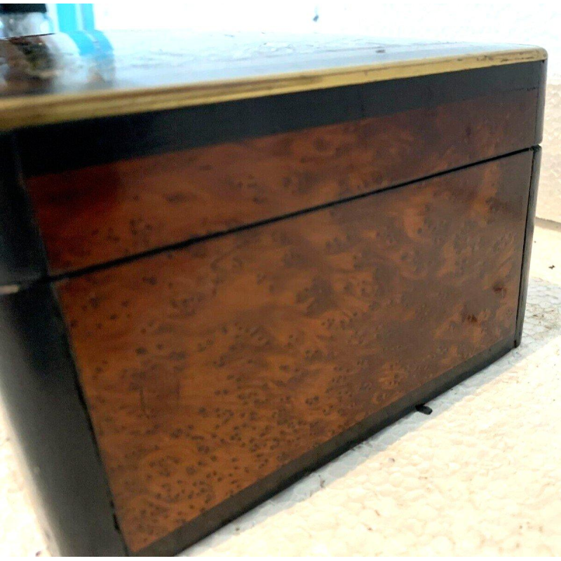 Jewelry box in thuya burl and engraved brass marquetry, 19th century