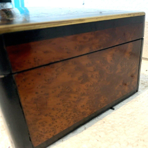 Jewelry box in thuya burl and engraved brass marquetry, 19th century