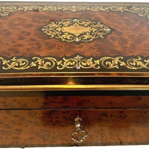 Boîte à bijoux en loupe de thuya et marqueterie de laiton gravé, XIXᵉ siècle