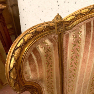 Bergère à coussin de style Louis XVI en bois doré, XXᵉ siècle