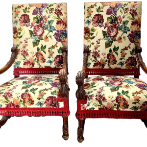 Een paar fauteuils in renaissancestijl, vervaardigd uit massief walnoothout, 19e eeuw.