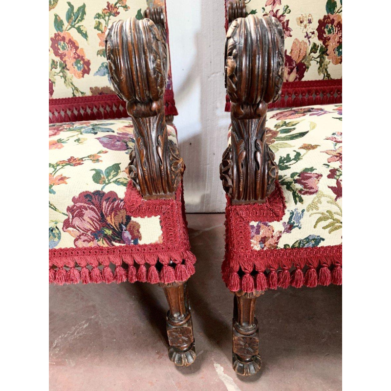 Een paar fauteuils in renaissancestijl, vervaardigd uit massief walnoothout, 19e eeuw.