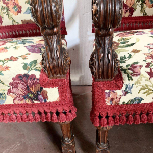 Een paar fauteuils in renaissancestijl, vervaardigd uit massief walnoothout, 19e eeuw.