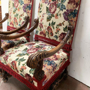 Paire De Fauteuils De Style Renaissance En Noyer Massif XIX Siècle