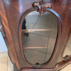 Dressoir van mahoniehout en fineer van Louis-Philippe, 19e eeuw.