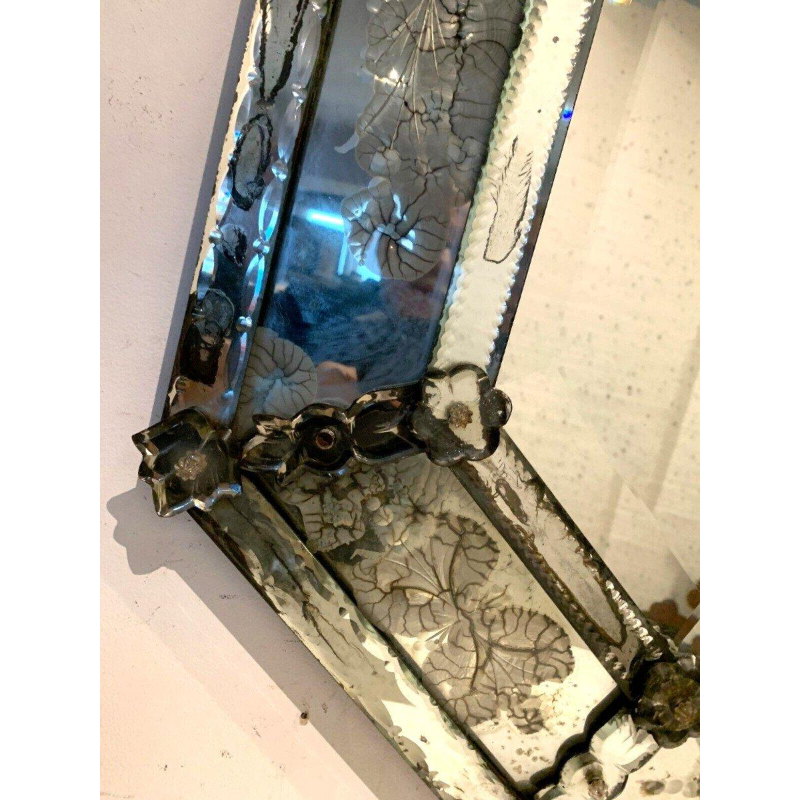 Miroir vénitien à pare-close et fronton, début XXᵉ siècle