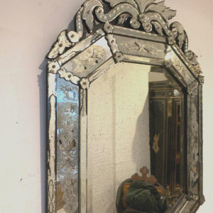 Miroir vénitien à pare-close et fronton, début XXᵉ siècle