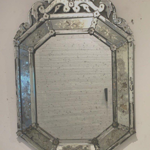 Miroir vénitien à pare-close et fronton, début XXᵉ siècle