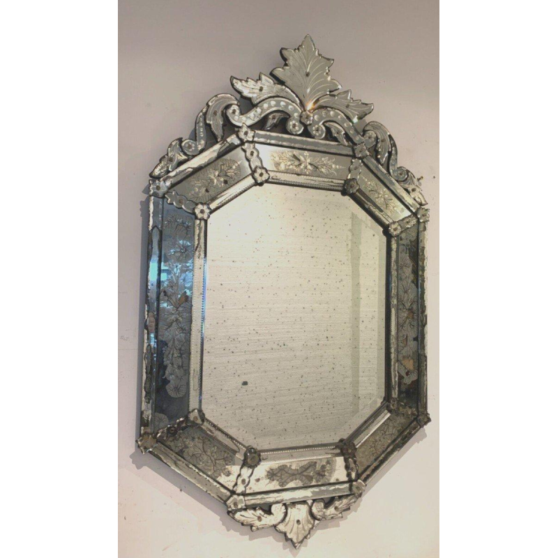 Miroir vénitien à pare-close et fronton, début XXᵉ siècle