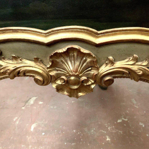 Trumeau « Scène galante en campagne » de style Louis XV en bois patiné et doré, XXᵉ siècle