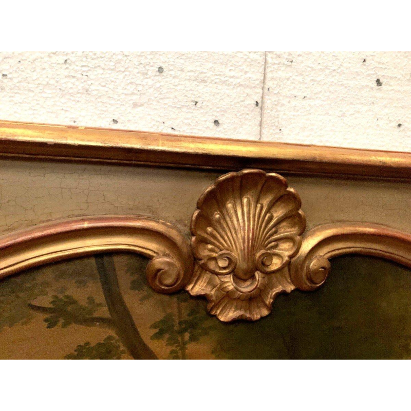 Trumeau « Scène galante en campagne » de style Louis XV en bois patiné et doré, XXᵉ siècle