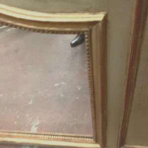 Trumeau « Scène galante en campagne » de style Louis XV en bois patiné et doré, XXᵉ siècle