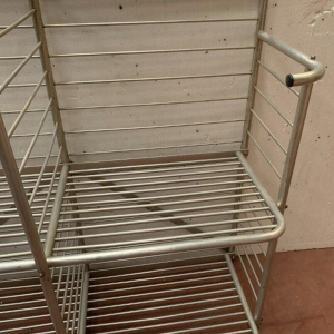 Bakkerijvitrine met twee niveaus, gemaakt van gebogen aluminium, 20e eeuw.