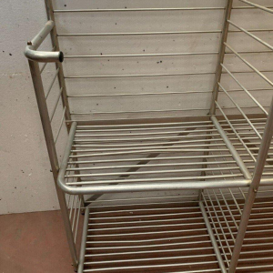 Bakkerijvitrine met twee niveaus, gemaakt van gebogen aluminium, 20e eeuw.