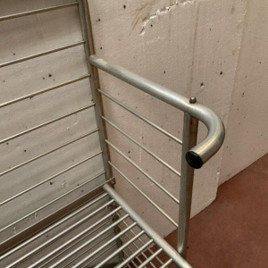 Bakkerijvitrine met twee niveaus, gemaakt van gebogen aluminium, 20e eeuw.