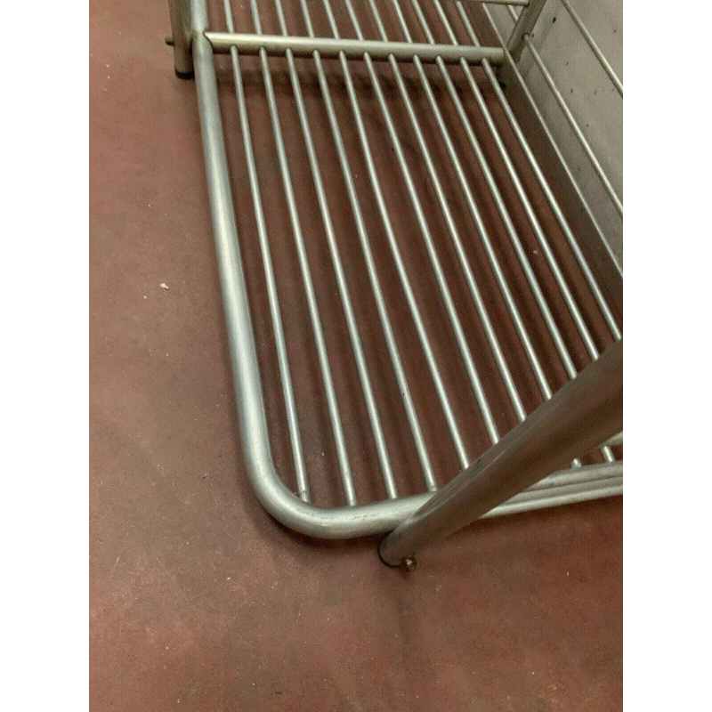 Présentoir de boulangerie à deux étagères en aluminium cintré, XXᵉ siècle