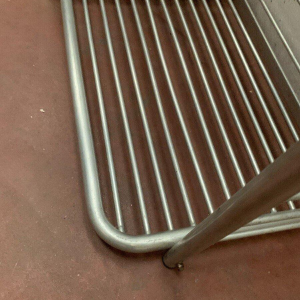 Bakkerijvitrine met twee niveaus, gemaakt van gebogen aluminium, 20e eeuw.