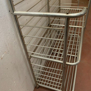 Bakkerijvitrine met twee niveaus, gemaakt van gebogen aluminium, 20e eeuw.