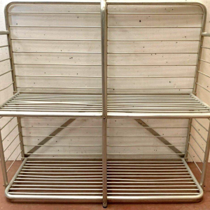 Bakkerijvitrine met twee niveaus, gemaakt van gebogen aluminium, 20e eeuw.