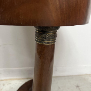 Ronde bijzettafel in Empire-stijl van mahoniehout en fineer, 20e eeuw.
