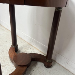 Ronde bijzettafel in Empire-stijl van mahoniehout en fineer, 20e eeuw.