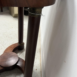 Ronde bijzettafel in Empire-stijl van mahoniehout en fineer, 20e eeuw.