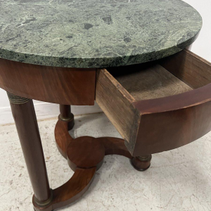 Ronde bijzettafel in Empire-stijl van mahoniehout en fineer, 20e eeuw.