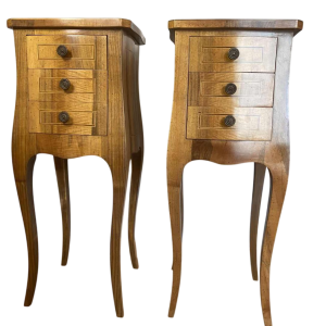 Paire de fines tables d'appoint de style Louis XV