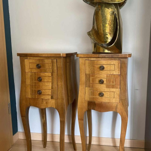 Paire de fines tables d'appoint de style Louis XV