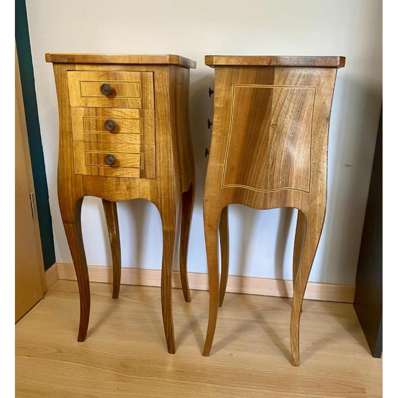 Paire de fines tables d'appoint de style Louis XV