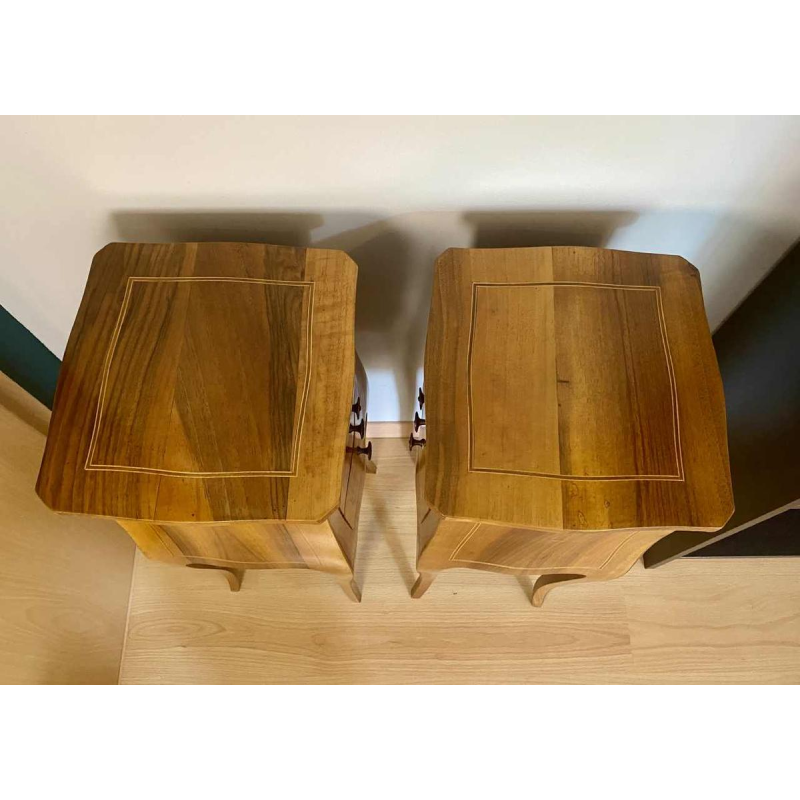 Paire de fines tables d'appoint de style Louis XV