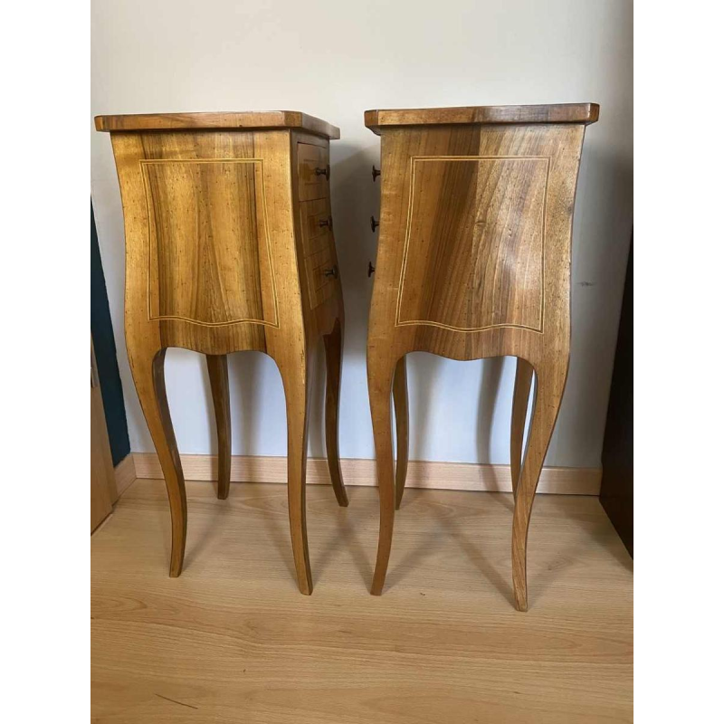 Paire de fines tables d'appoint de style Louis XV