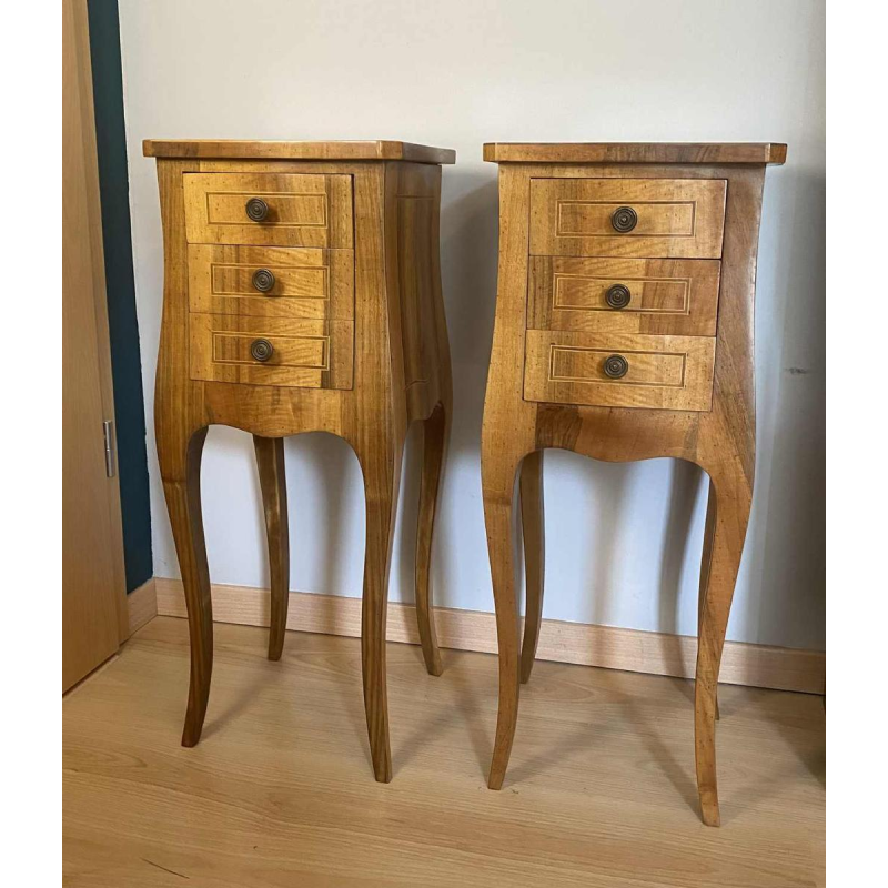 Paire de fines tables d'appoint de style Louis XV