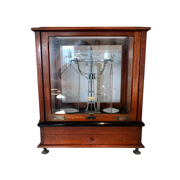 Balance trébuchet vitrée en acajou, Maison Poulenc Frères à Paris, XXᵉ siècle