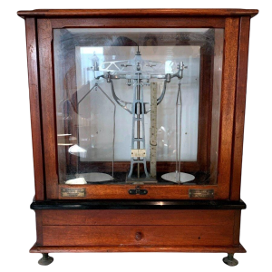 Mahogany glass-fronted balance scale, Maison Poulenc Frères in Paris, 20th century
