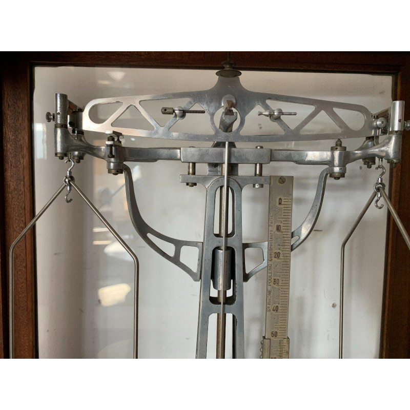 Balance trébuchet vitrée en acajou, Maison Poulenc Frères à Paris, XXᵉ siècle