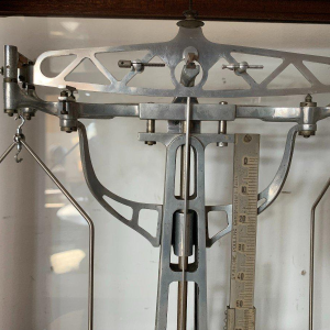 Mahoniehouten weegschaal met glazen front, Maison Poulenc Frères in Parijs, 20e eeuw