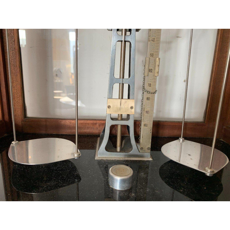 Mahogany glass-fronted balance scale, Maison Poulenc Frères in Paris, 20th century