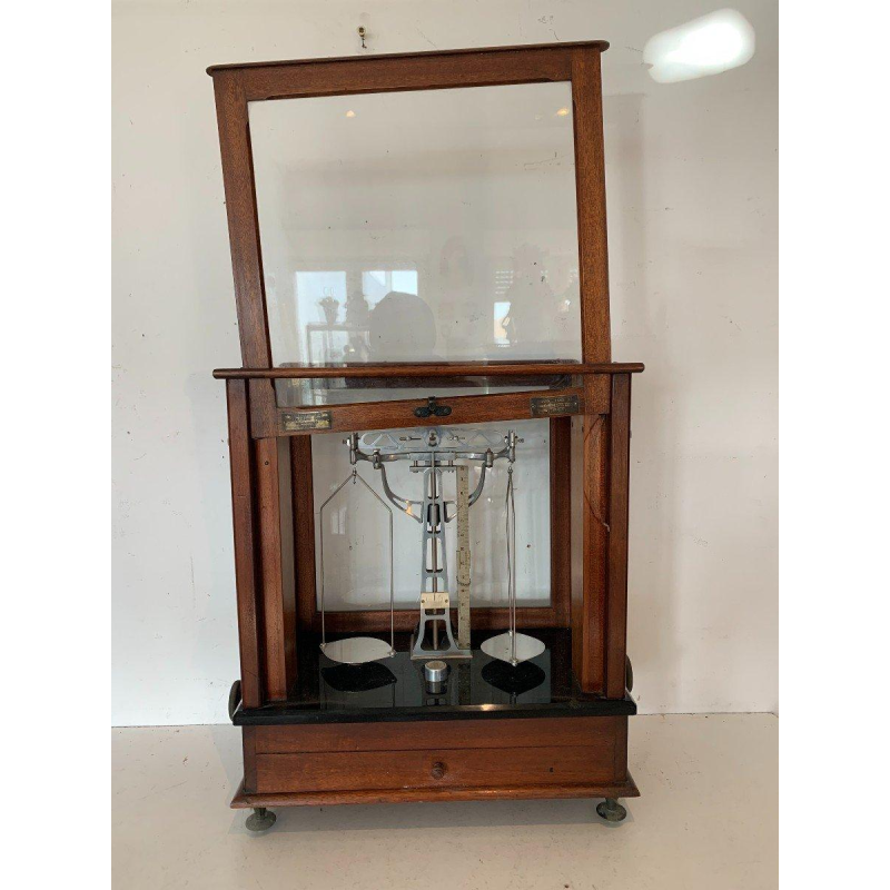 Mahogany glass-fronted balance scale, Maison Poulenc Frères in Paris, 20th century