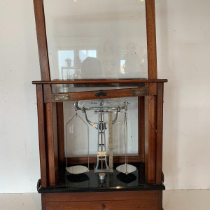 Mahogany glass-fronted balance scale, Maison Poulenc Frères in Paris, 20th century