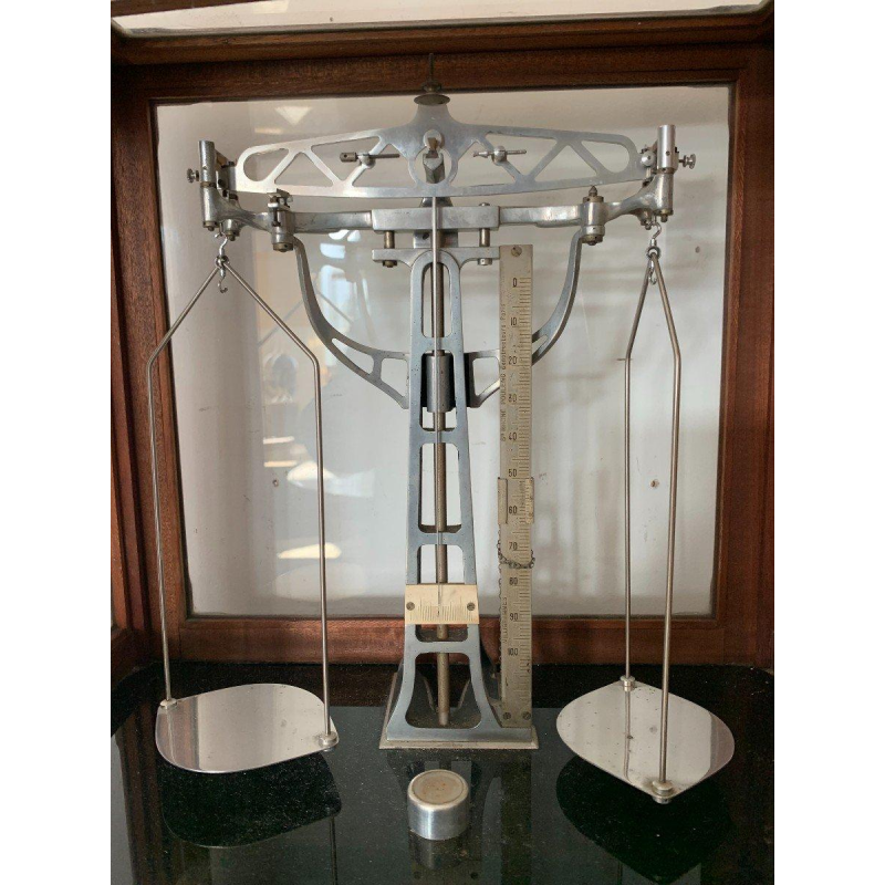 Mahogany glass-fronted balance scale, Maison Poulenc Frères in Paris, 20th century