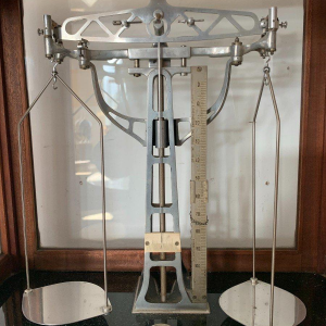 Balance trébuchet vitrée en acajou, Maison Poulenc Frères à Paris, XXᵉ siècle