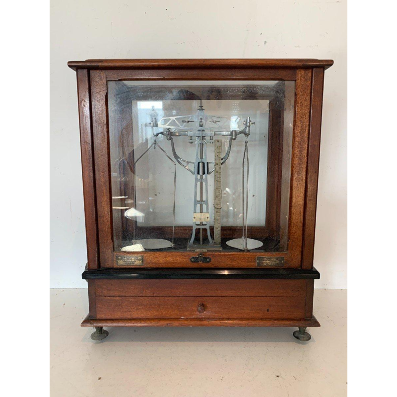 Mahogany glass-fronted balance scale, Maison Poulenc Frères in Paris, 20th century